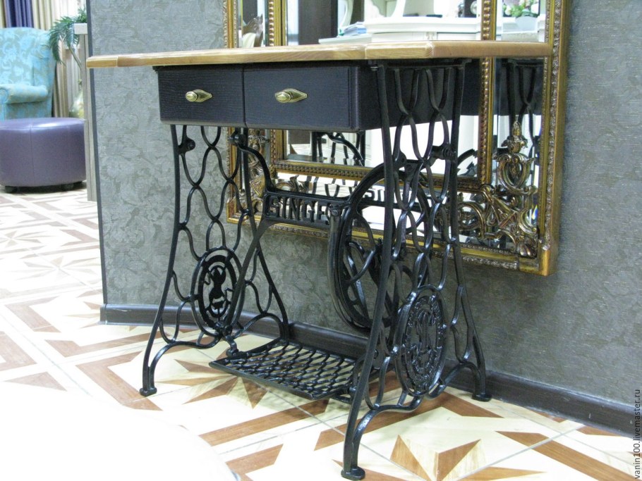Стол из станины швейной машинки Зингер