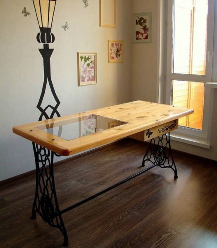 Столик из станины от швейной машинки Зингер в интерьере