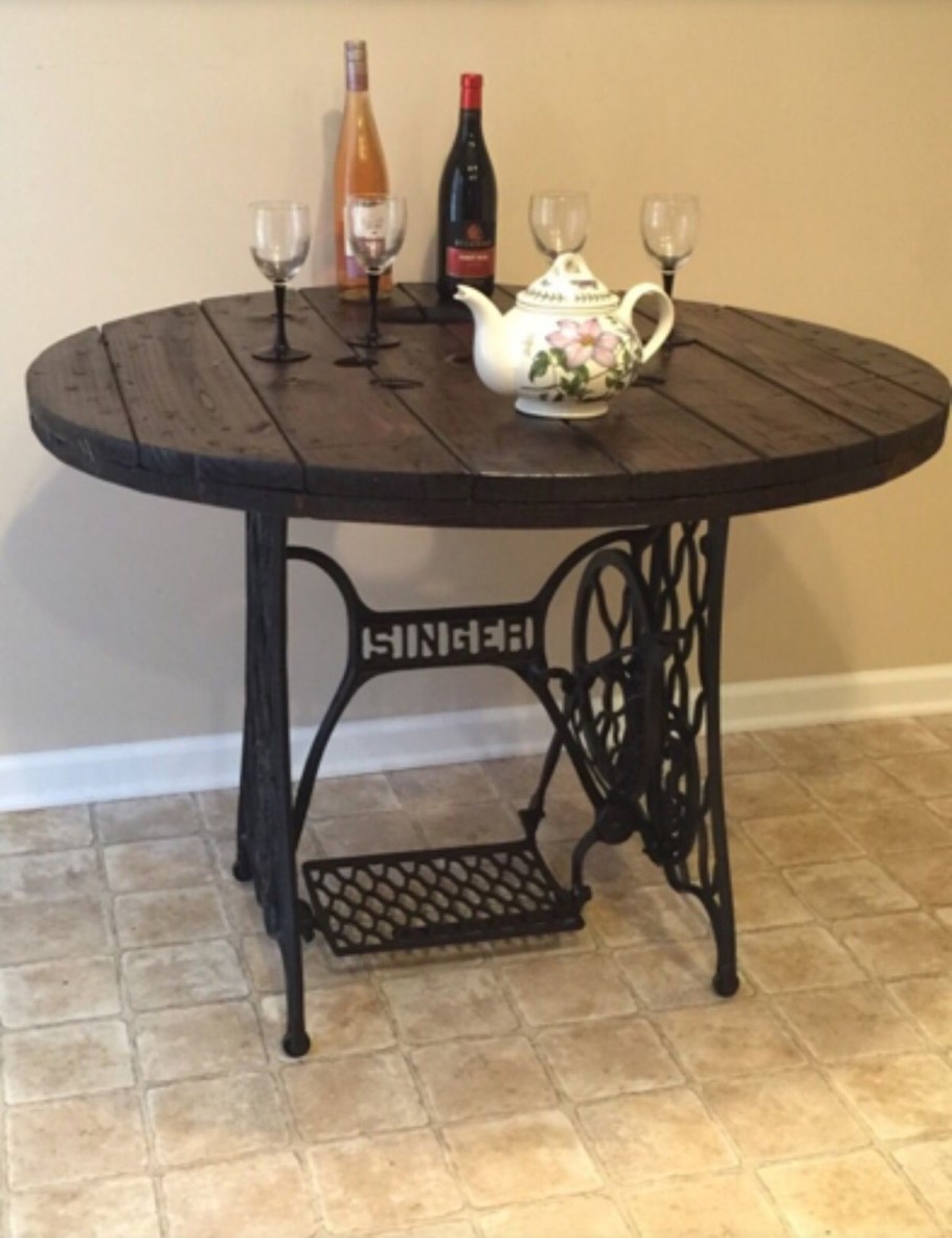 Стол из станины швейной машинки Зингер