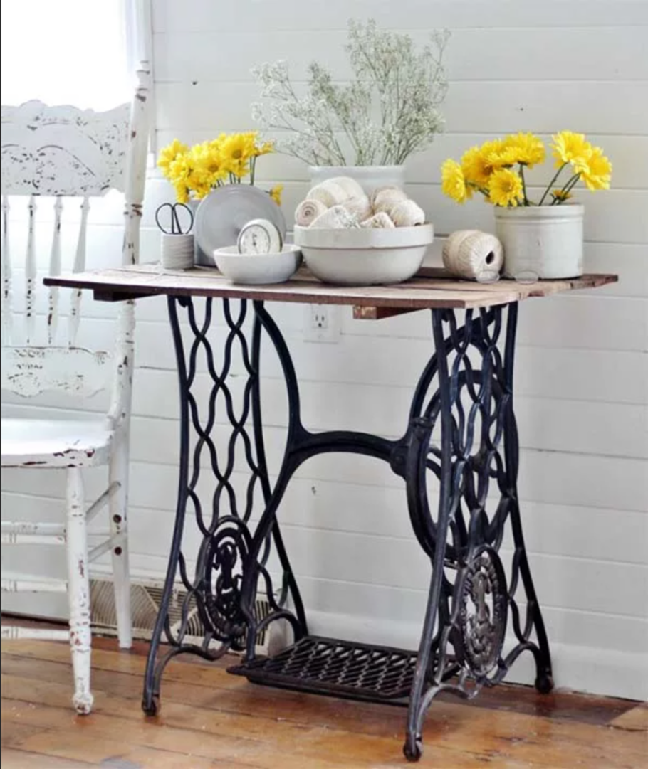 Столик из старой швейной машинки