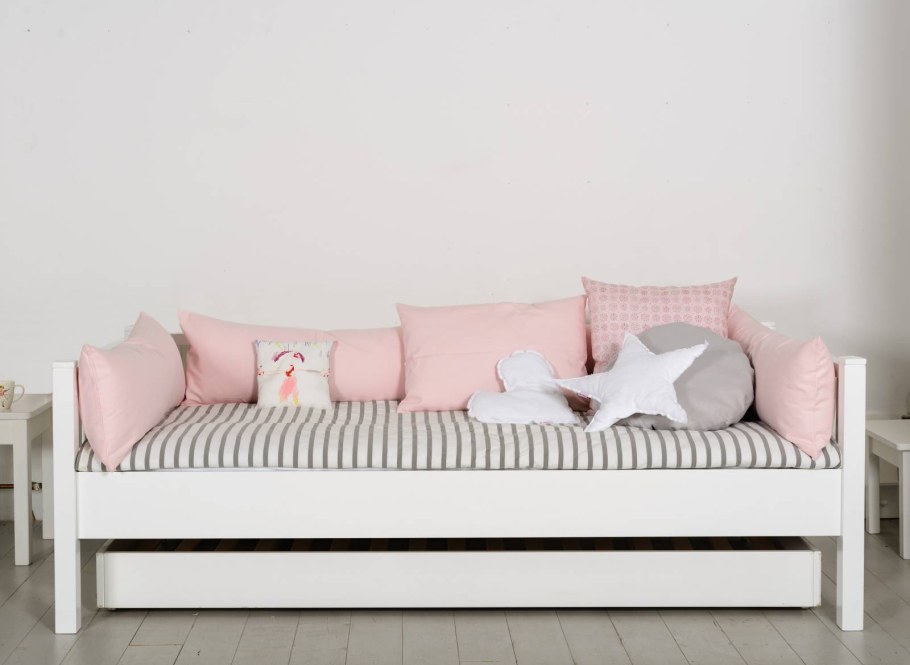 Белая кровать для девочки