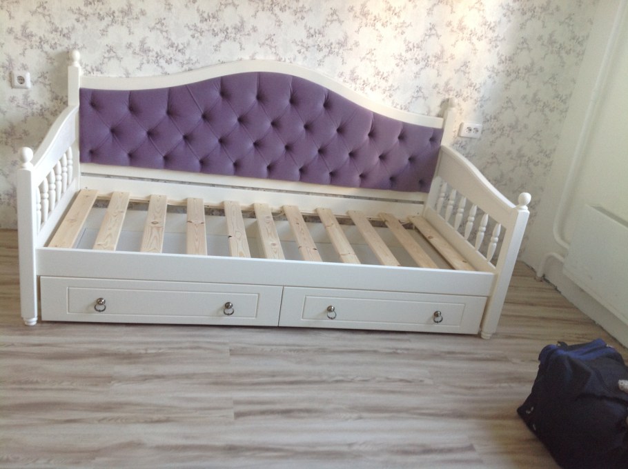 Кровать тахта с каретной стяжкой 80*160