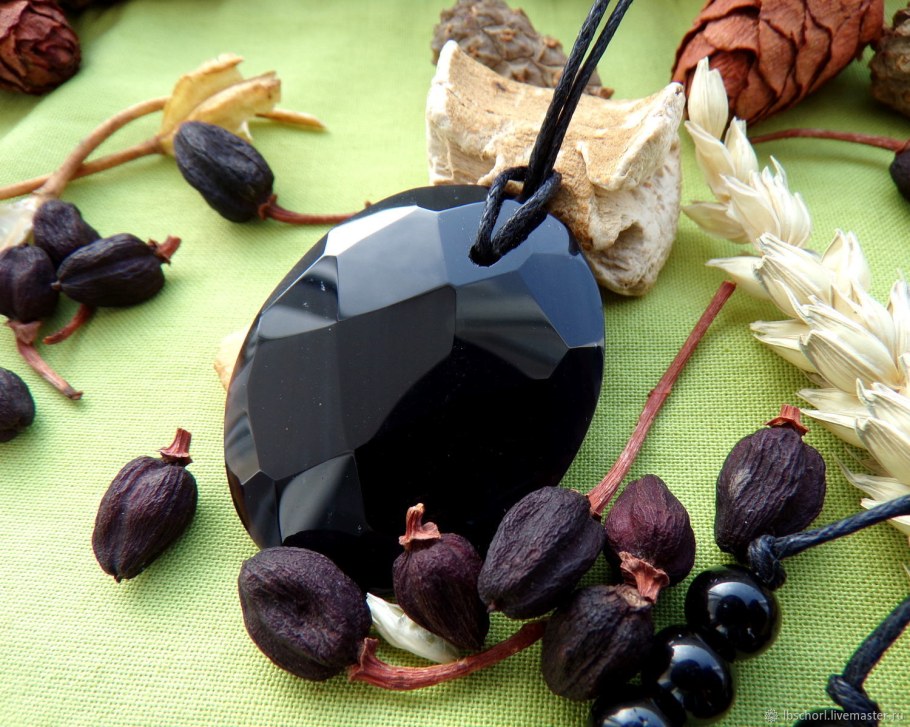 Красный обсидиан камень