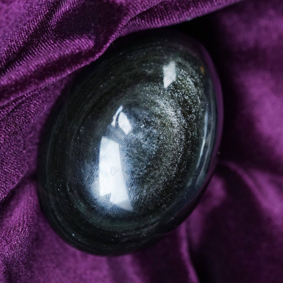 Обсидиан зеленый камень