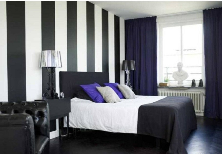 Комната с полосатыми обоями