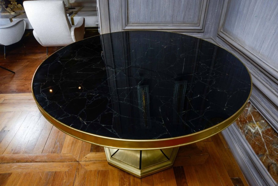 Столом из вулканического стекла