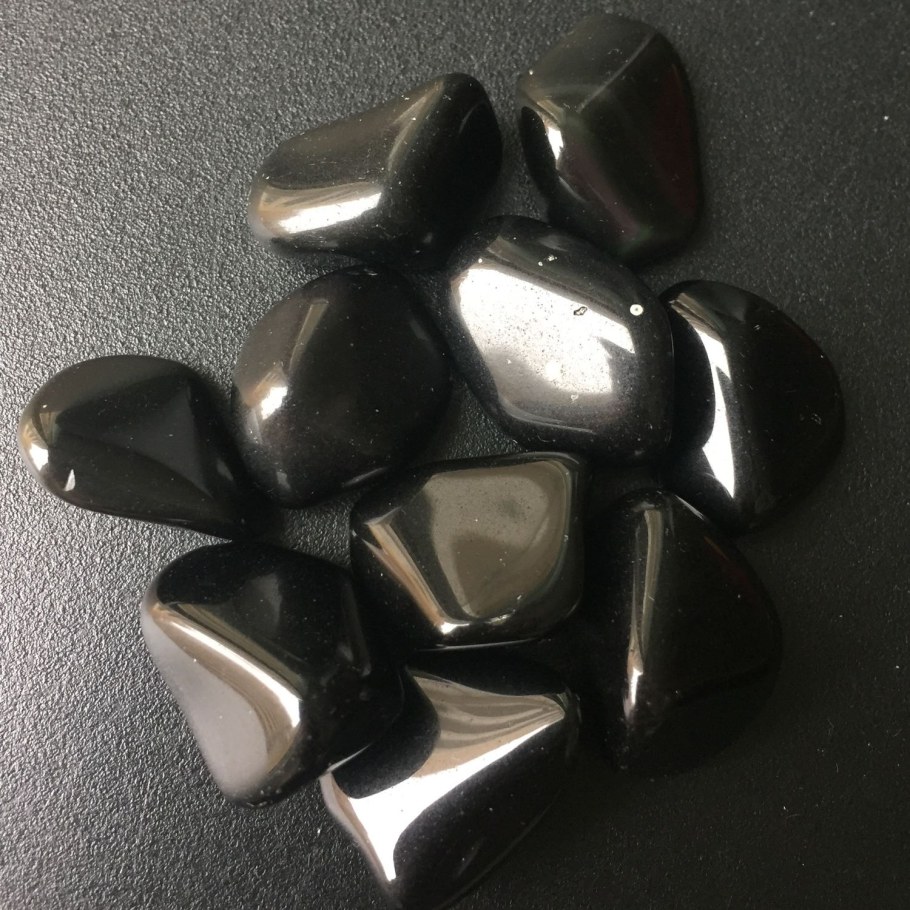 Обсидиан чёрный камень галтованный