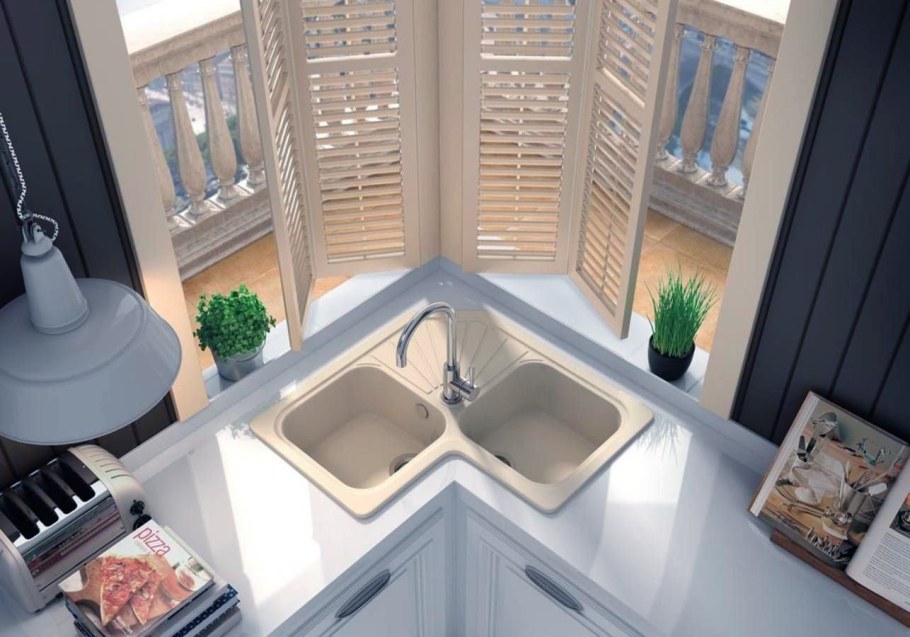 Угловая мойка для маленькой кухни