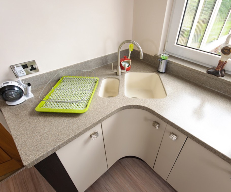 Маленькая кухня с угловой мойкой