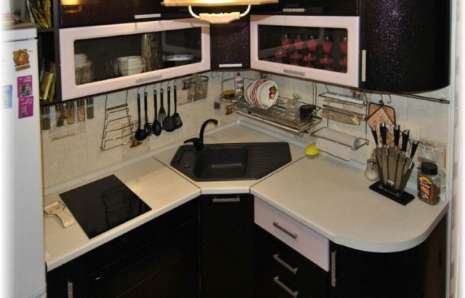 Кухонный гарнитур с угловой мойкой для маленькой кухни