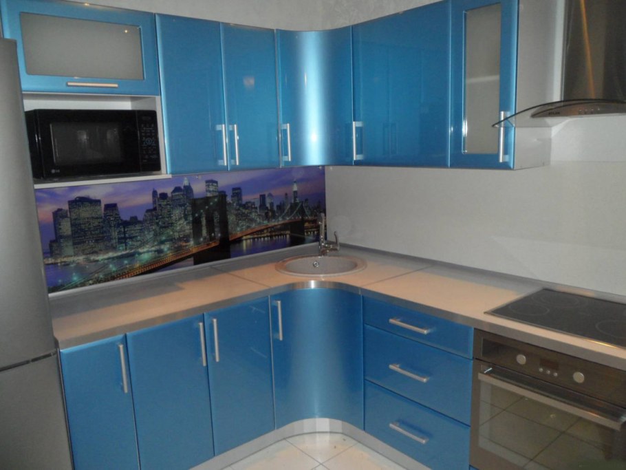 Угловая кухня с мойкой в углу