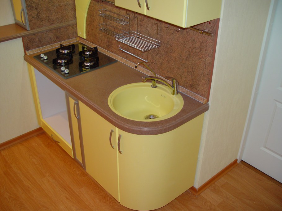 Угловая раковина на маленькую кухню