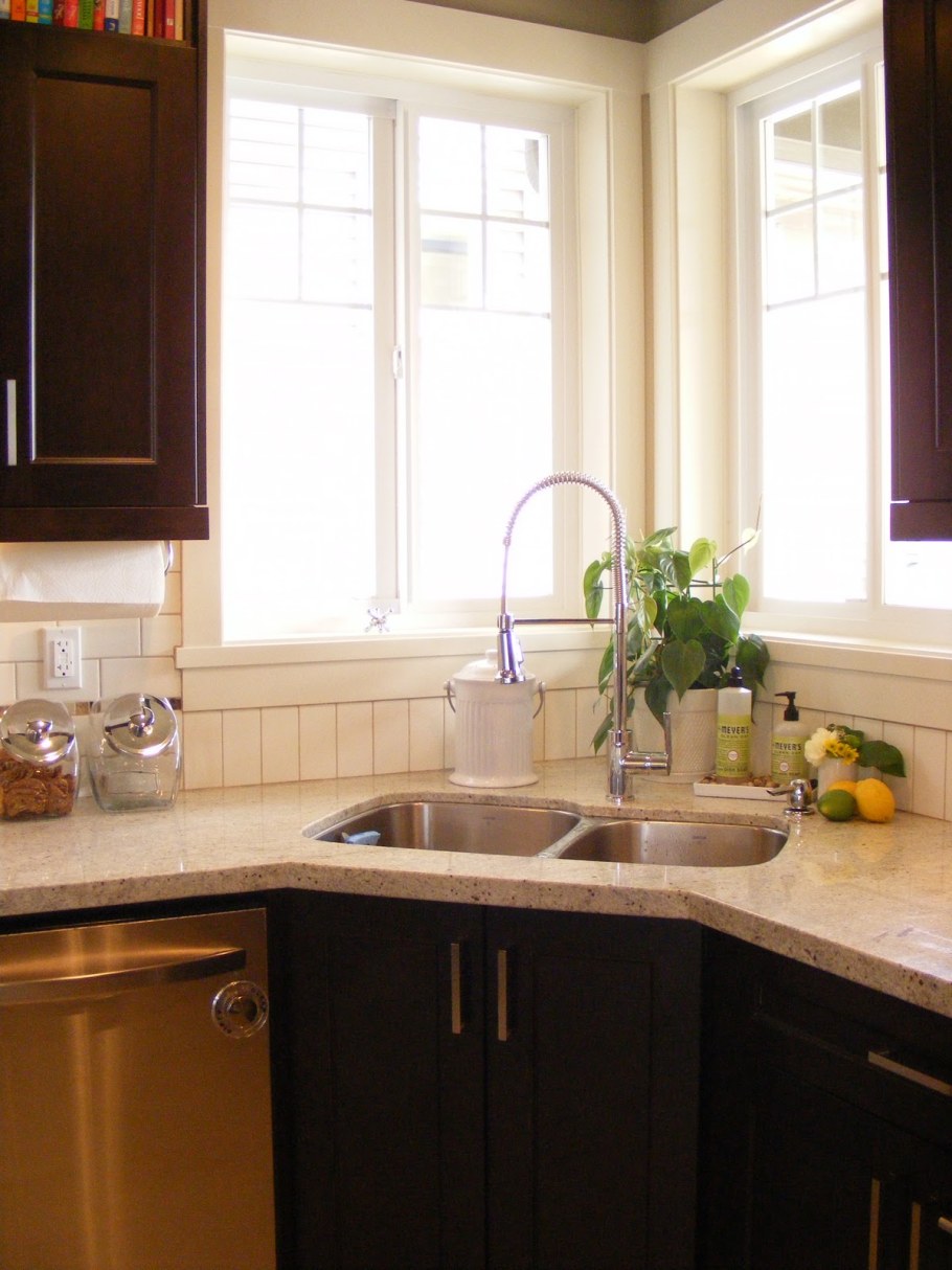 Малогабаритные кухни с окном