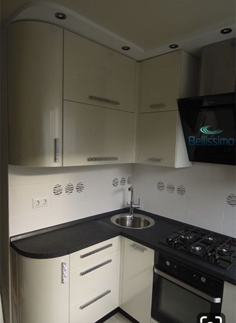 Маленькая угловая кухня с холодильником