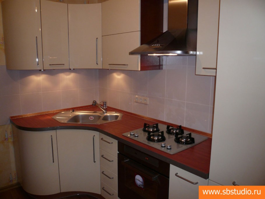 Угловая кухня с угловой мойкой для маленькой кухни