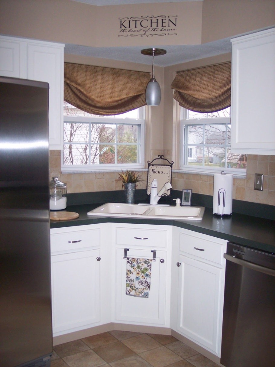 Угловая кухня с раковиной у окна