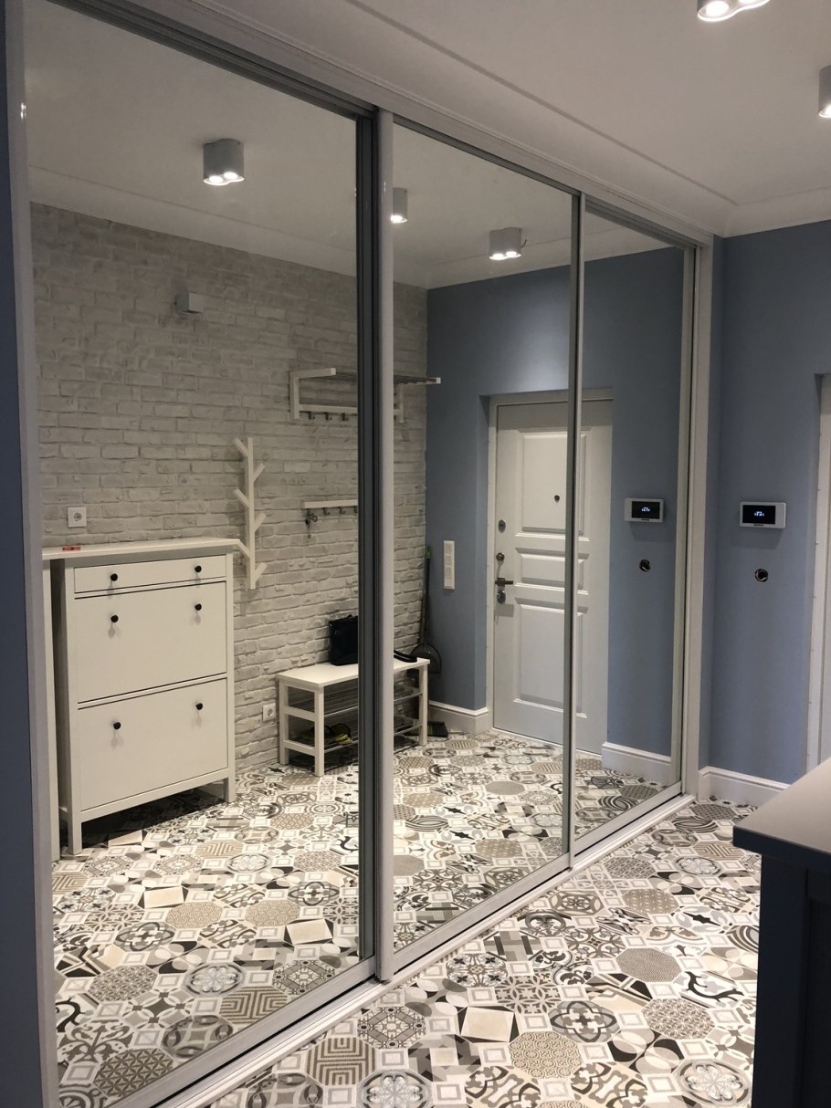 Гардеробные с зеркальными дверями