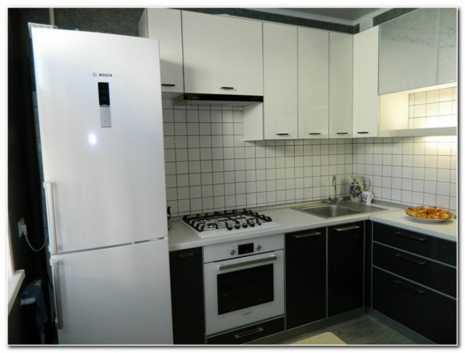 Угловая кухня с холодильником