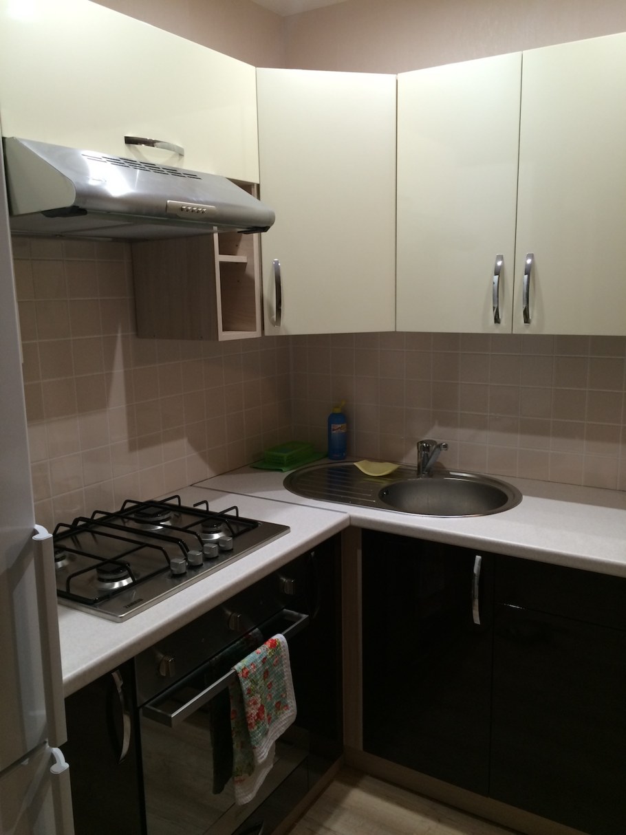 Маленькая кухня с угловой мойкой