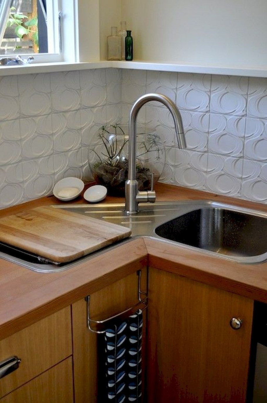 Угловая кухня с раковиной в углу