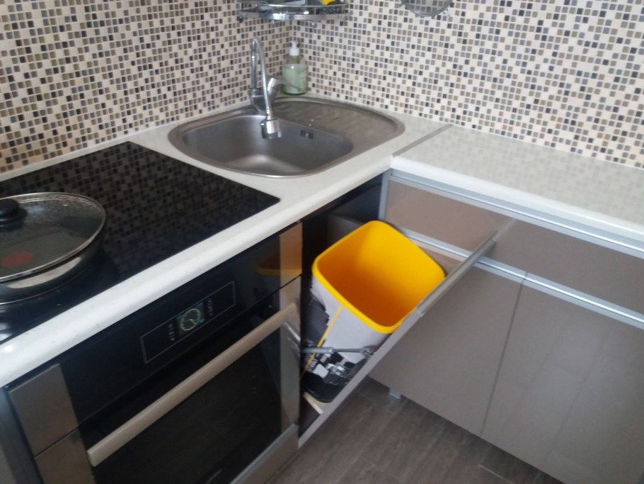 Угловая кухня с раковиной в углу