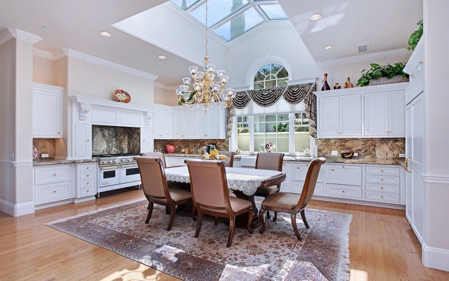 Красивая кухня в доме