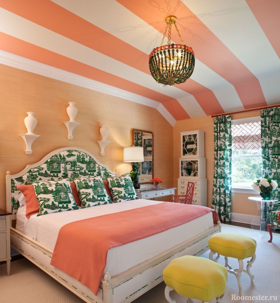Персиковые стены в спальне