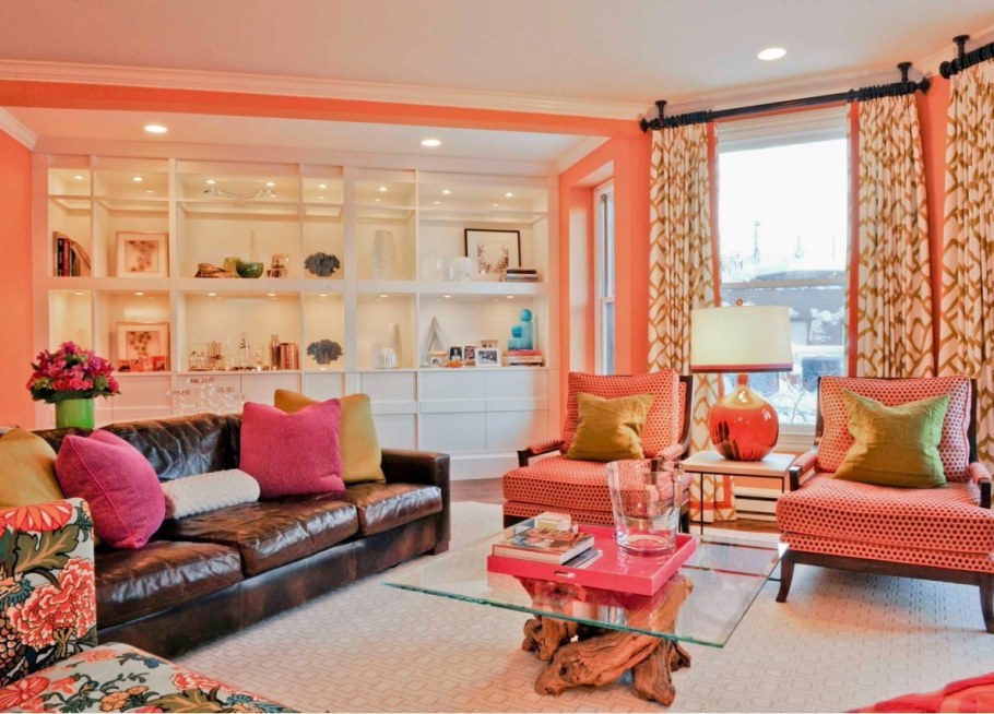 Коралловый цвет в интерьере гостиной