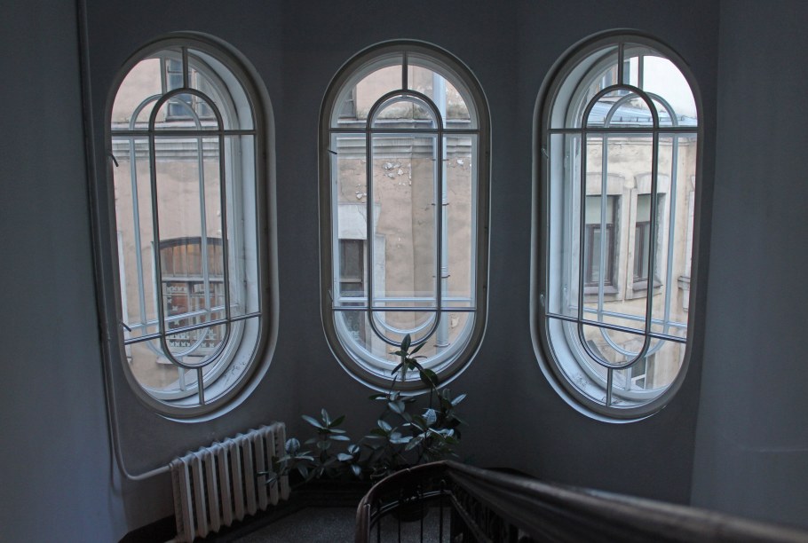 Овальное окно