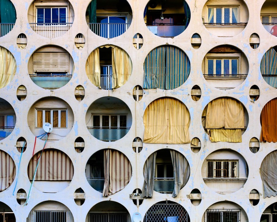 Необычные окна на фасаде