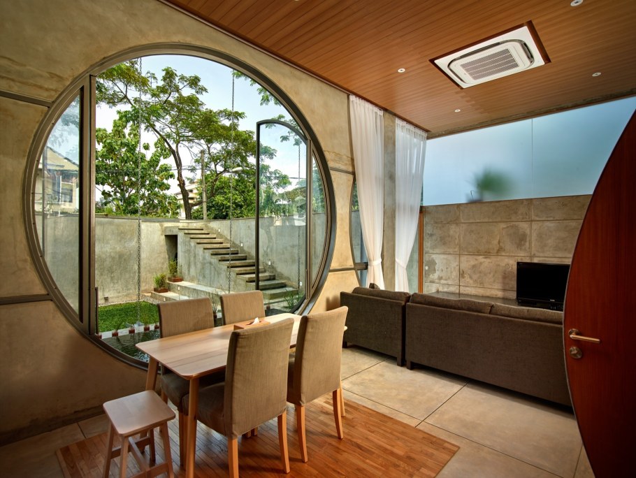 Домик с круглыми окнами