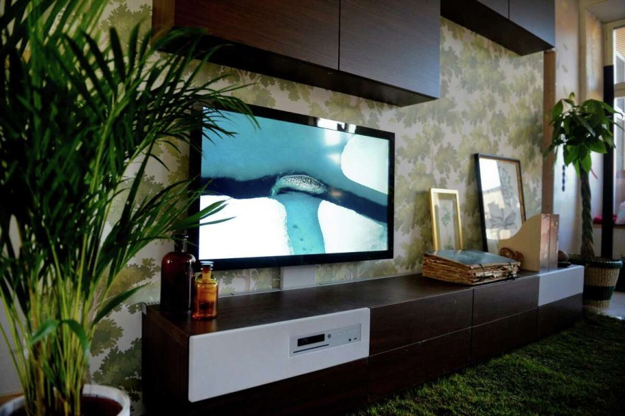 Огромный телевизор на стене