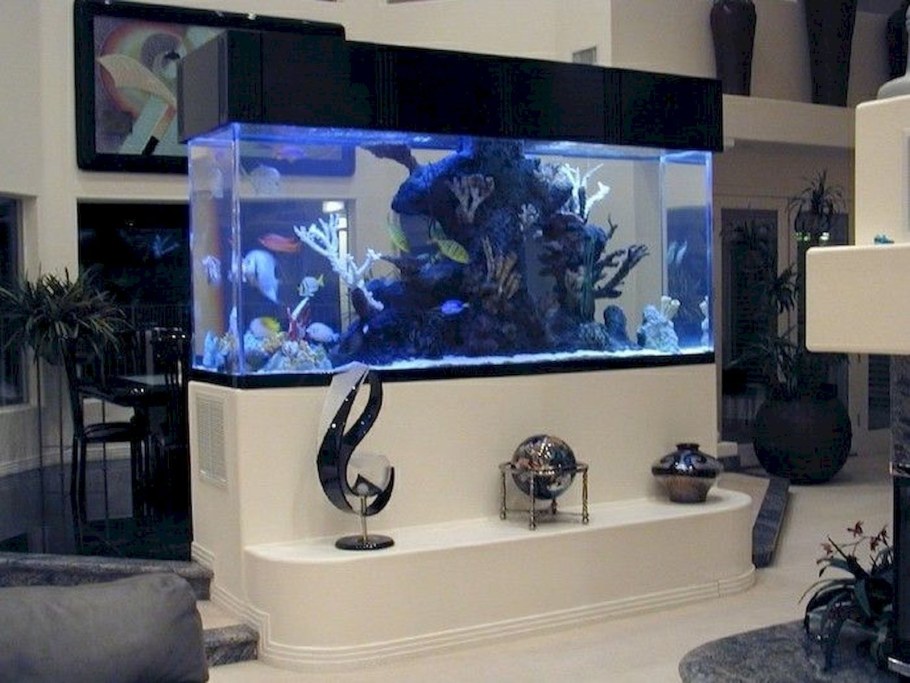 Аквариум с рыбками в интерьере