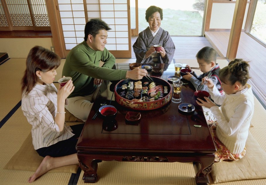 Корейцы за столом