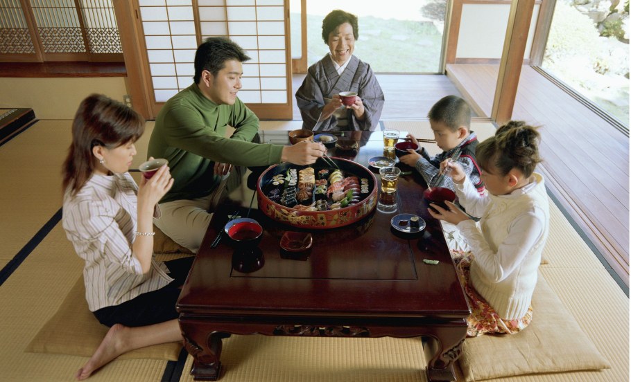 Японцы за столом