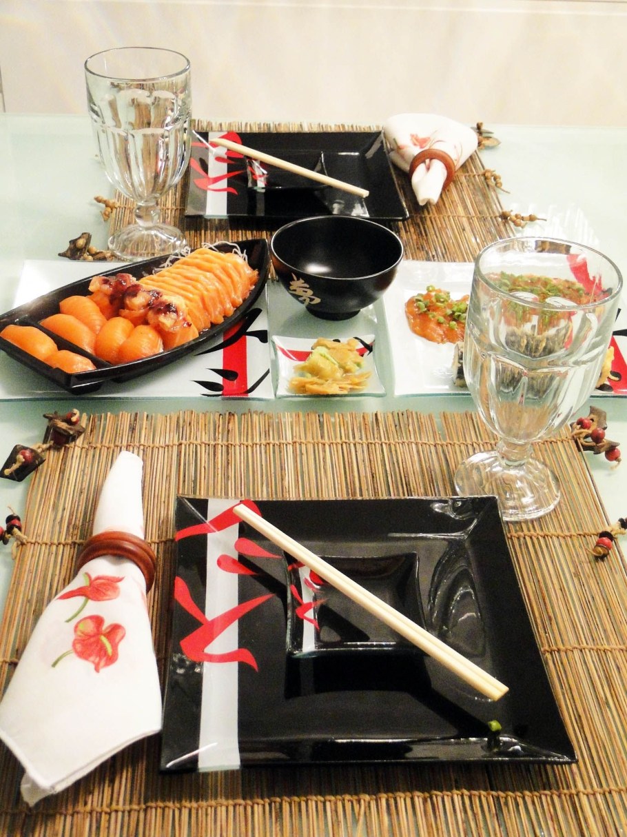 Сервировка стола с роллами