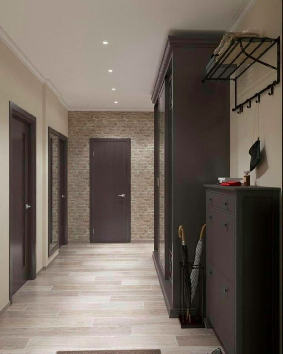 Коричневые стены в коридоре