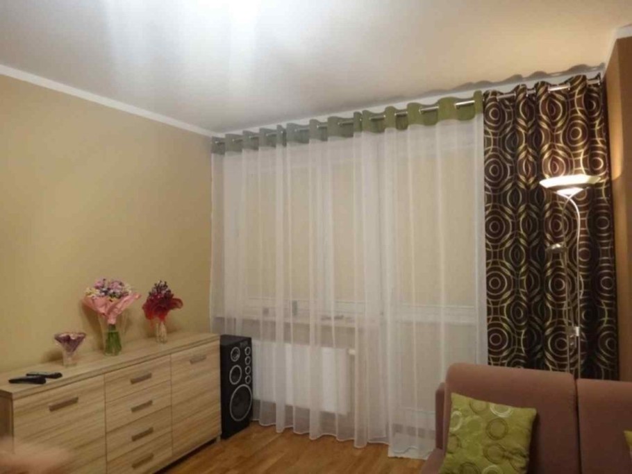 Тюль в зал с балконом