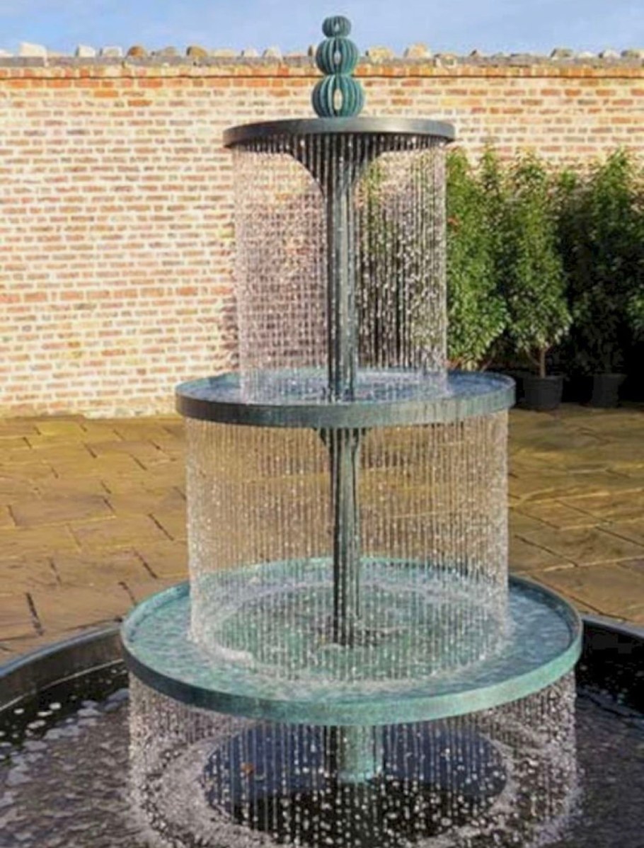 Фонтан в саду