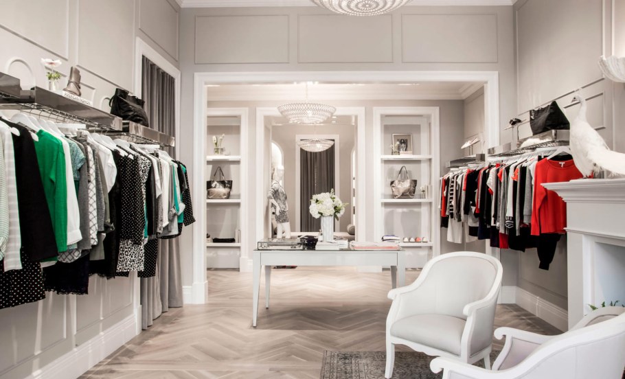 Красивый интерьер магазина одежды