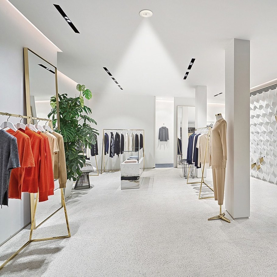 Стильный интерьер магазина одежды
