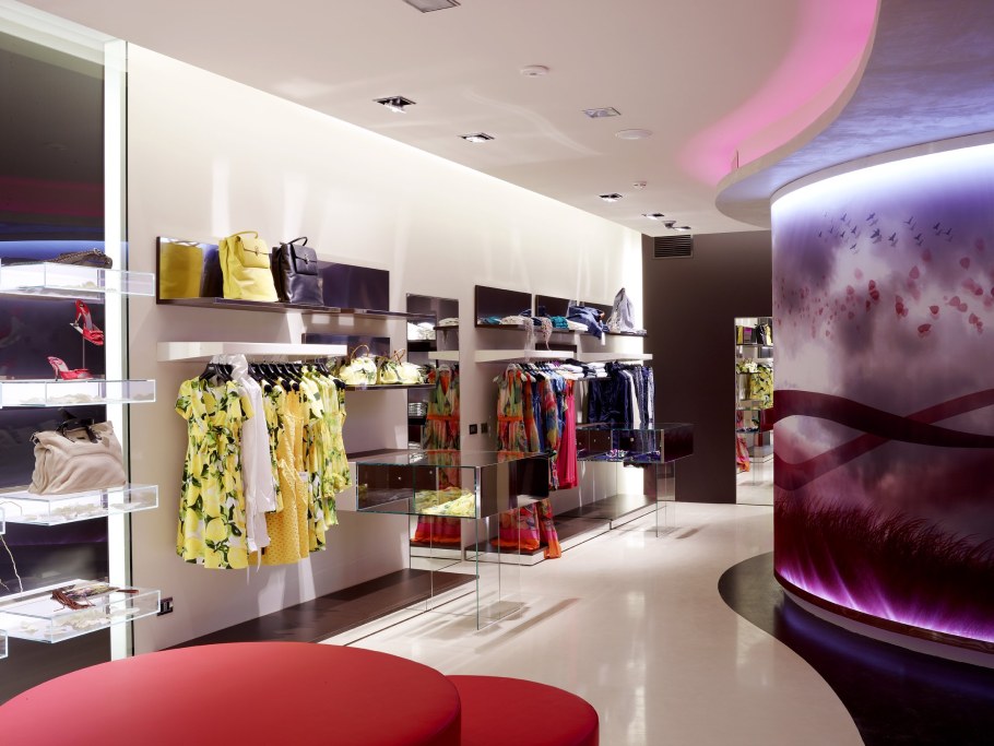 Красивыйинтерье магазина одежды