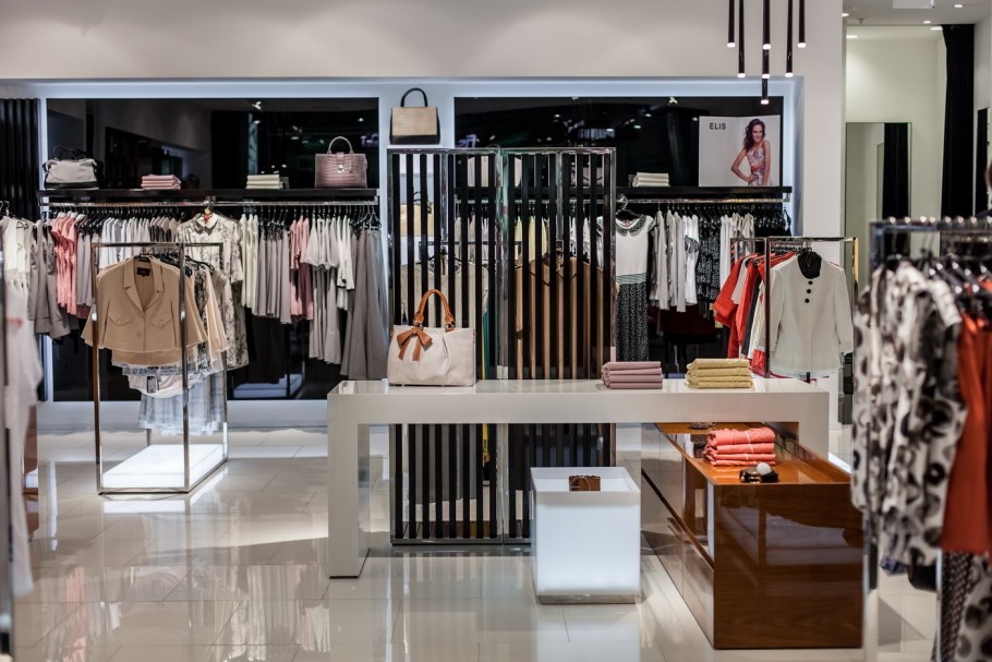 Интерьер магазина женской одежды