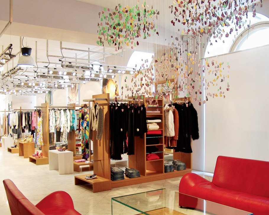 Интерьер магазина одежды