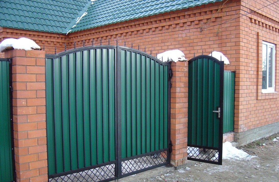 Ворота из профнастила с калиткой