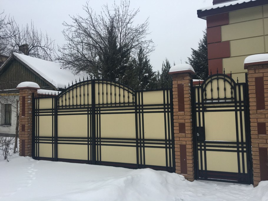 Красивый забор с воротами и калиткой