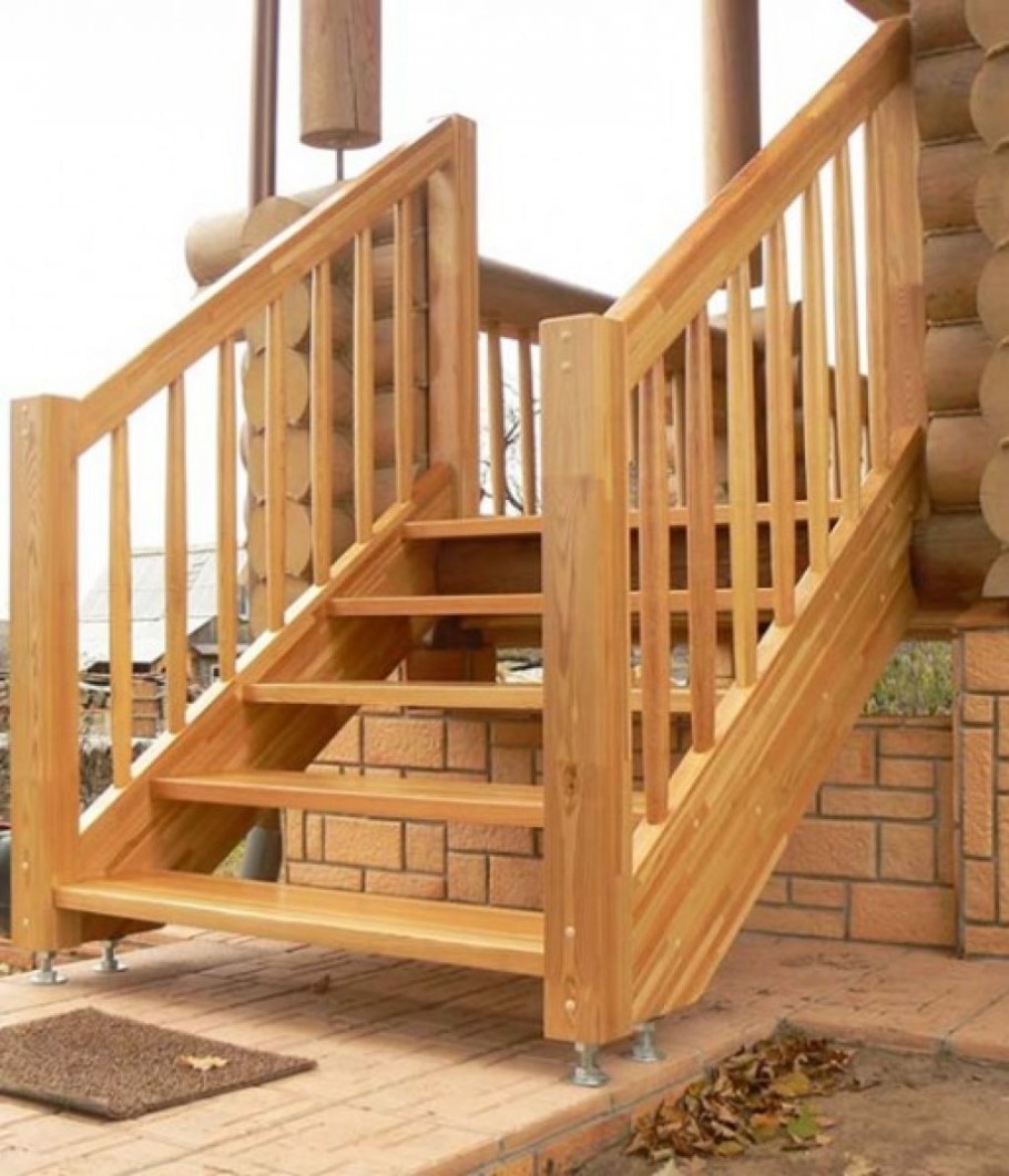 Деревянная лестница на крыльцо