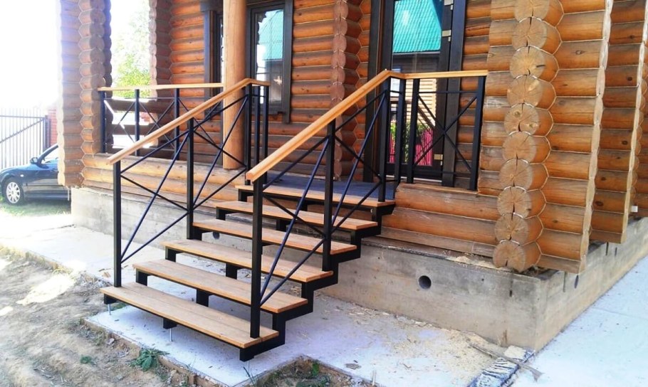 Крыльцо на металлическом каркасе
