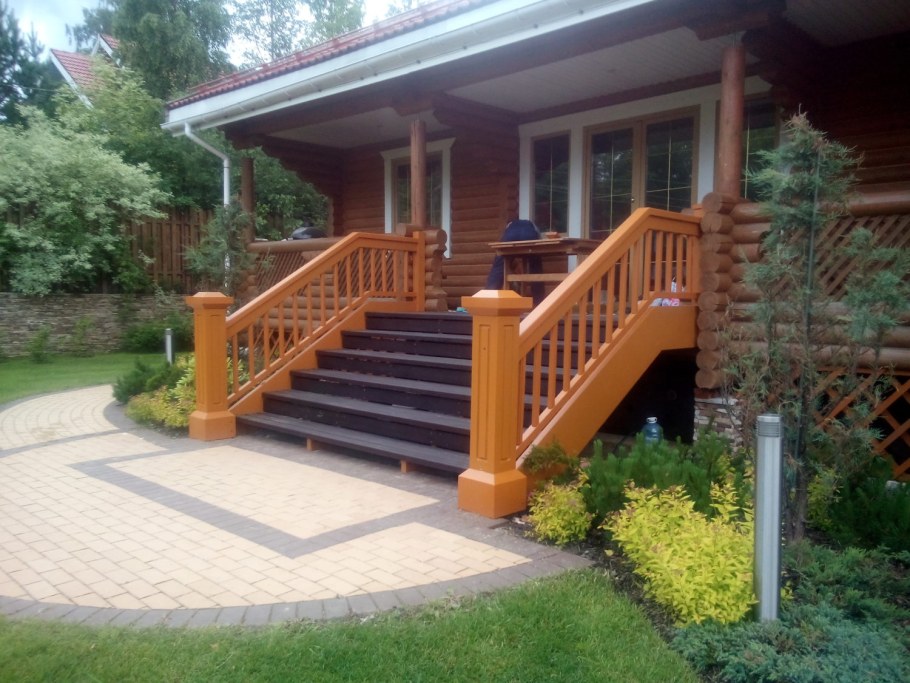Крыльцо к деревянному дому