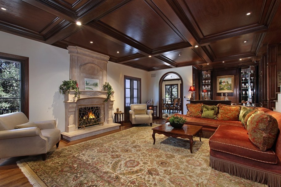 Зал с камином в доме